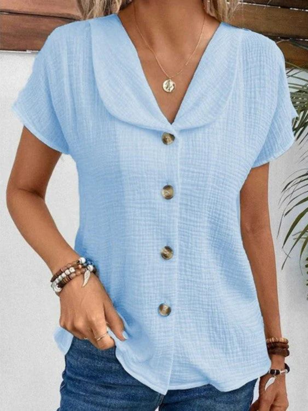Julia | Modische Bluse mit Stehkragen und Knöpfenk