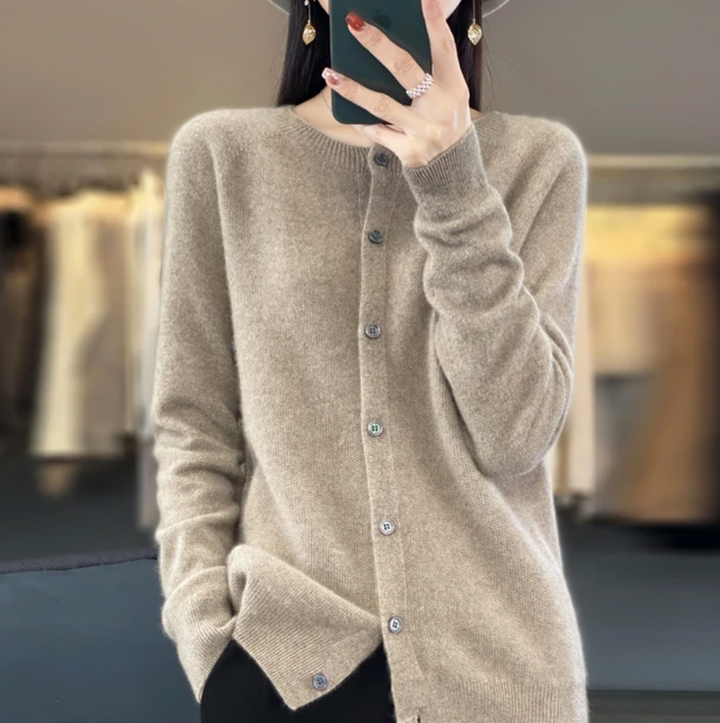 Amelie | Klassische Wollstrickjacke