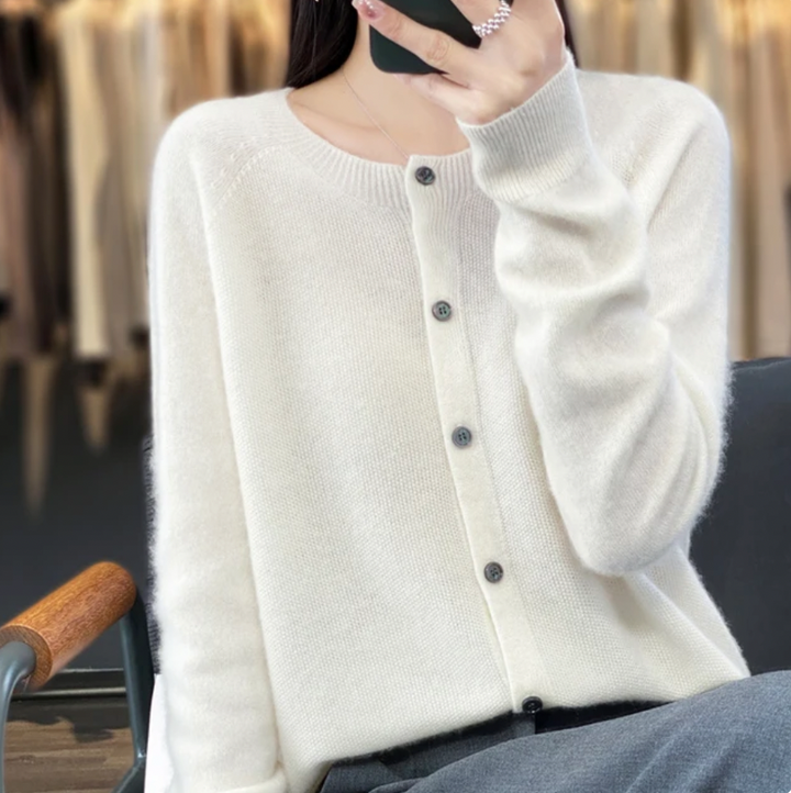 Amelie | Klassische Wollstrickjacke