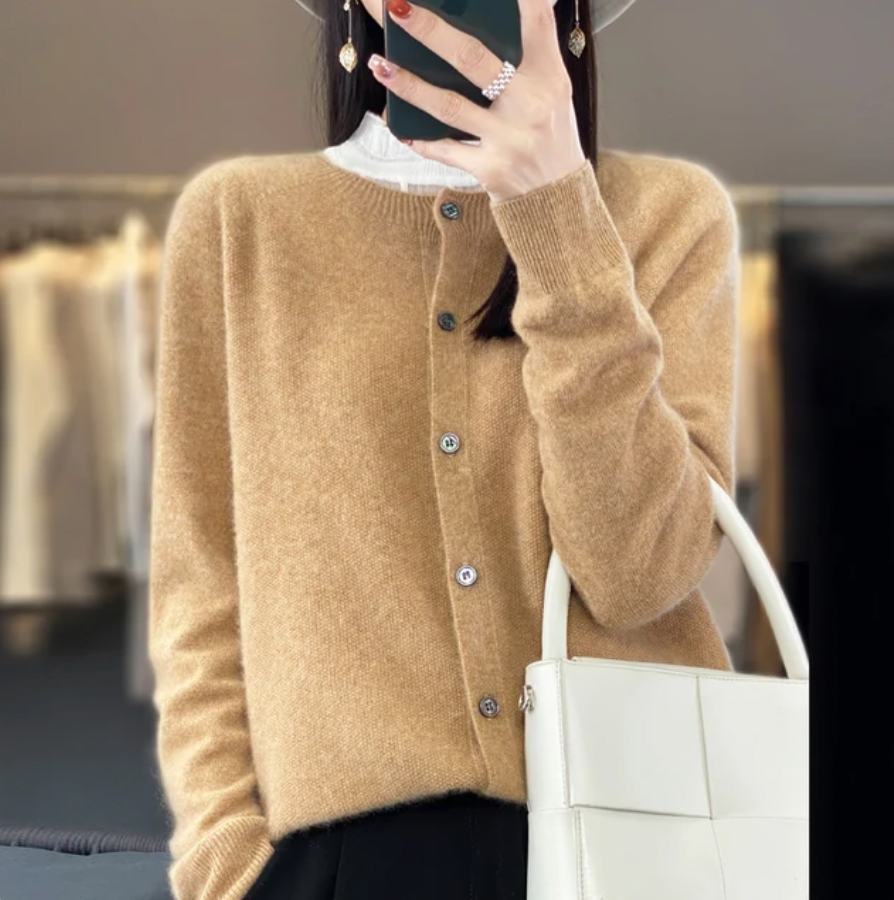 Amelie | Klassische Wollstrickjacke