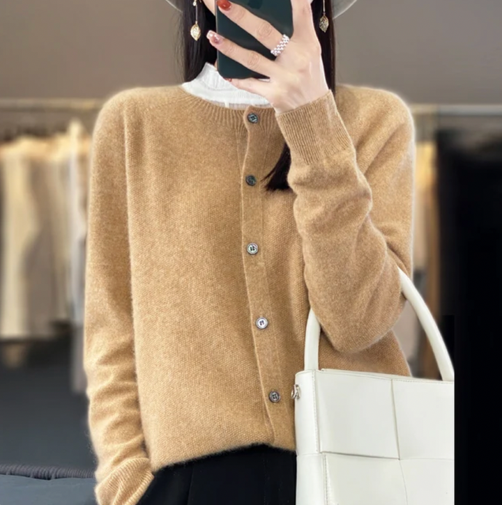 Amelie | Klassische Wollstrickjacke